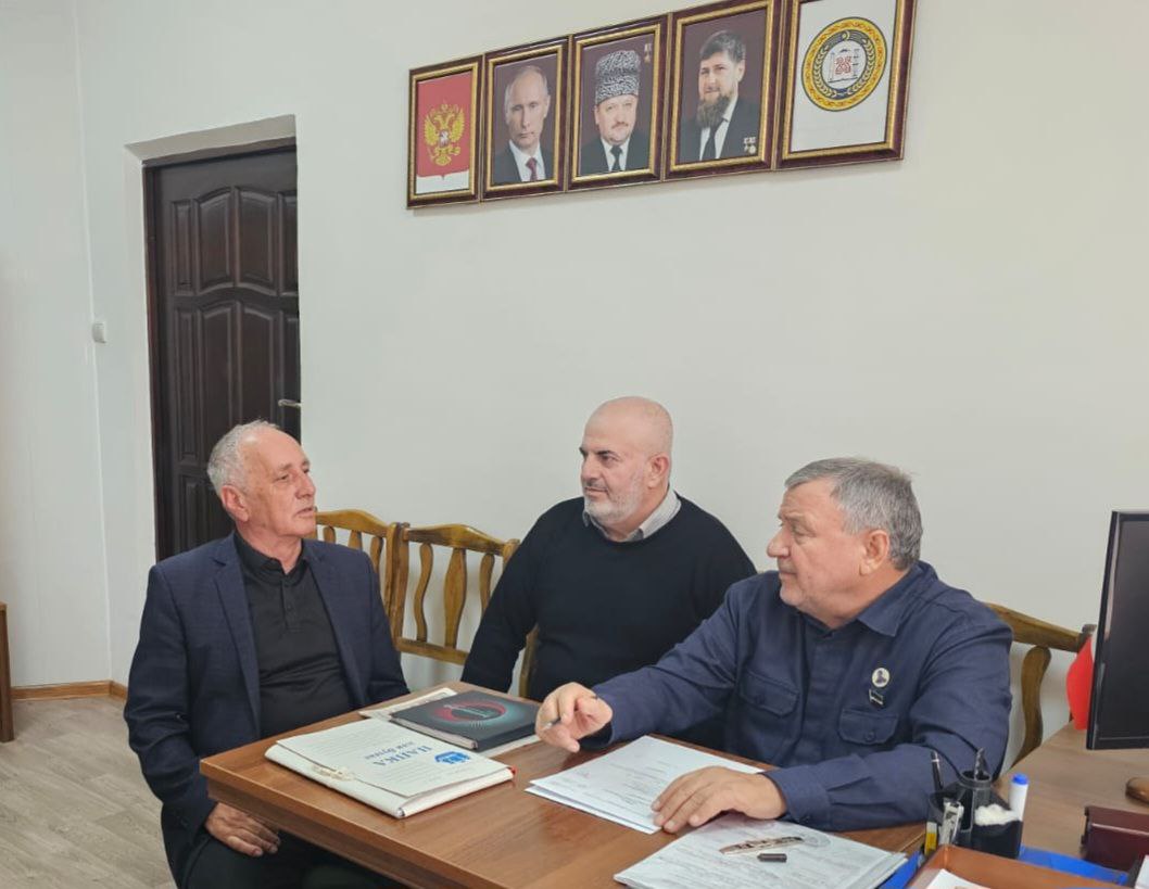 Али Гучигов встретился с начальником Управления Россельхозцентра по ЧР Асламбеком Темир-Алиевым Али Гучигов встретился с начальником Управления Россельхозцентра по ЧР Асламбеком Темир-Алиевым