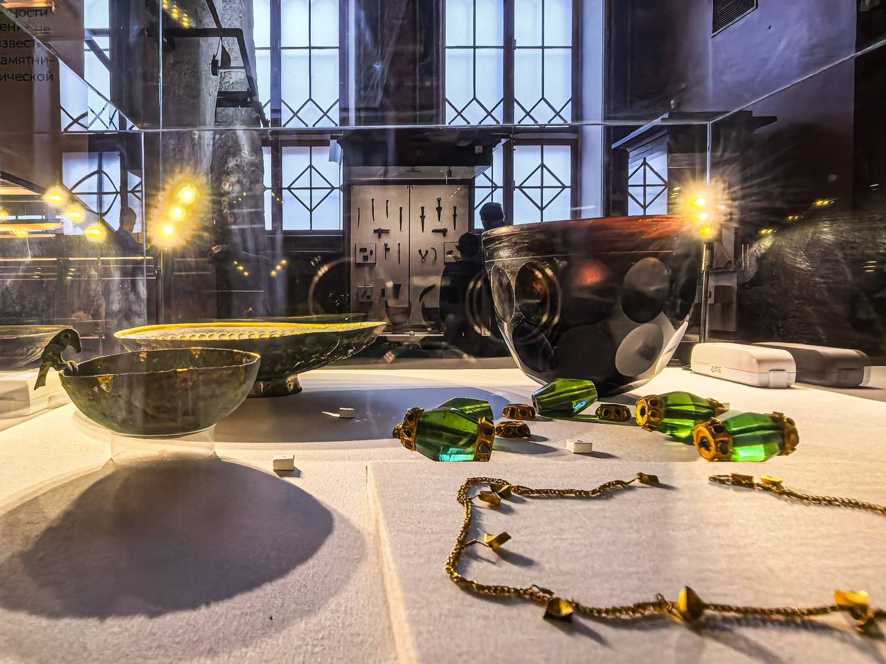 30 октября в 5 зале Исторического музея впервые был показан комплекс предметов, обнаруженных в ходе новых археологических исследований некрополя Алхан-Калинского городища 30 октября в 5 зале Исторического музея впервые был показан комплекс предметов, обнаруженных в ходе новых археологических исследований некрополя Алхан-Калинского городища