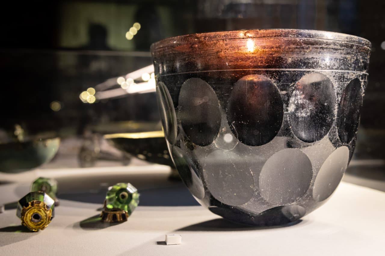 30 октября в 5 зале Исторического музея впервые был показан комплекс предметов, обнаруженных в ходе новых археологических исследований некрополя Алхан-Калинского городища 30 октября в 5 зале Исторического музея впервые был показан комплекс предметов, обнаруженных в ходе новых археологических исследований некрополя Алхан-Калинского городища