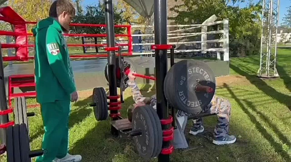 Глава Чеченской Республики Рамзан Кадыров провел совместную тренировку на свежем воздухе с министром Чеченской Республики по физической культуре и спорту Ахматом Кадыровым