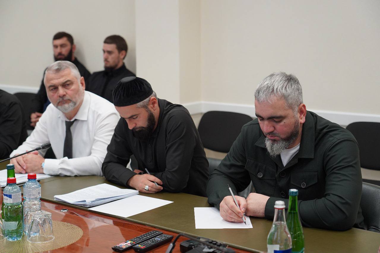 В рамках исполнения поручений Главы ЧР Рамзана Кадырова Депутат Госдумы РФ Адам Делимханов вместе с мэром г. Грозного Хас-Магомедом Кадыровым, управляющим директором АО «Чеченэнерго» Исой Кадировым и другими ответственными... В рамках исполнения поручений Главы ЧР Рамзана Кадырова Депутат Госдумы РФ Адам Делимханов вместе с мэром г. Грозного Хас-Магомедом Кадыровым, управляющим директором АО «Чеченэнерго» Исой Кадировым и другими ответственными...