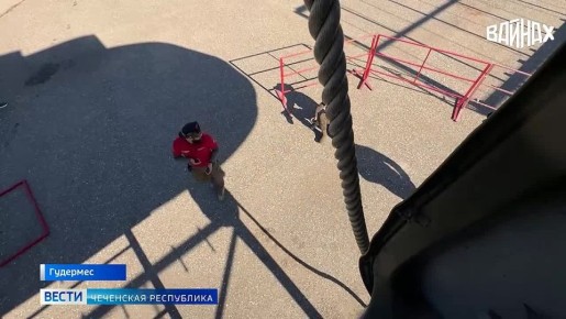 Первый день Всероссийских отрытых соревнований по тактической стрельбе "СВОИ ЛЮДИ" на базе Российского университета спецназа им. Владимира Путина начались со зрелищного испытания "Десант"