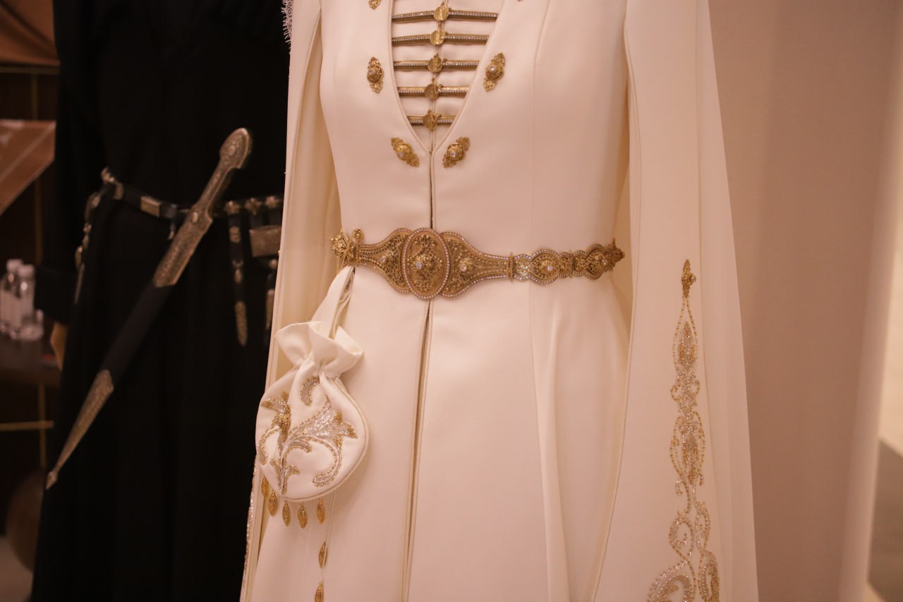 Совсем недавно в самом сердце Грозного распахнул двери бутик и кофейня чеченского Модного дома Firdaws — и всего за несколько дней это место стало одним из самых притягательных в городе Совсем недавно в самом сердце Грозного распахнул двери бутик и кофейня чеченского Модного дома Firdaws — и всего за несколько дней это место стало одним из самых притягательных в городе