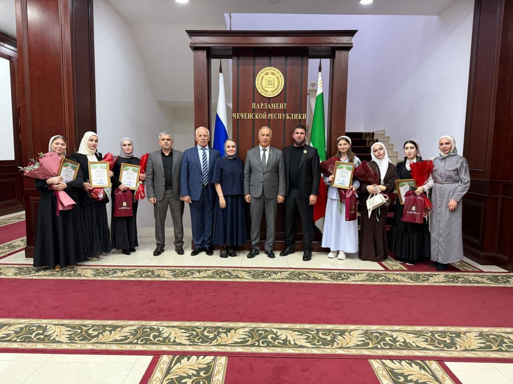 В Парламенте Чеченской Республике наградили победителей конкурса молодых авторов «Кегийрхойн кхолларалла»
