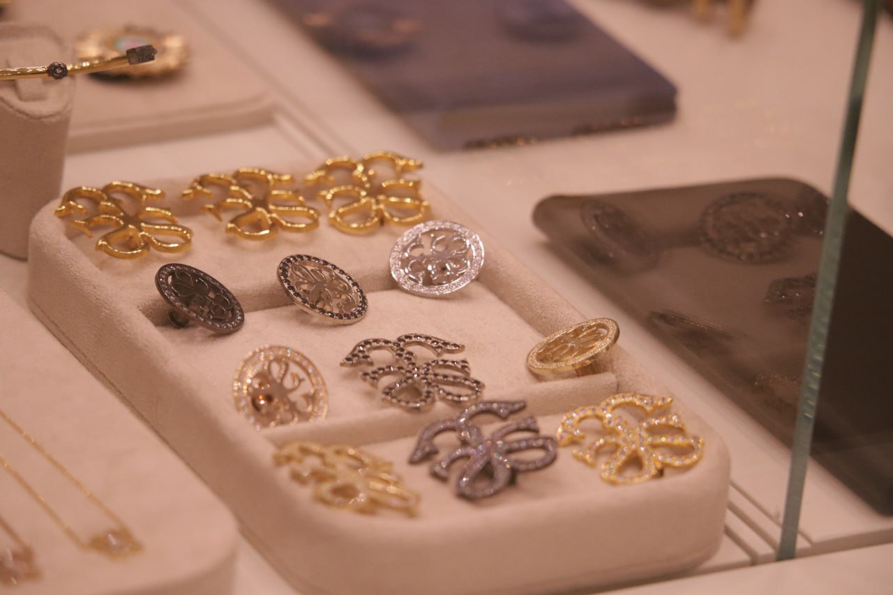 Совсем недавно в самом сердце Грозного распахнул двери бутик и кофейня чеченского Модного дома Firdaws — и всего за несколько дней это место стало одним из самых притягательных в городе Совсем недавно в самом сердце Грозного распахнул двери бутик и кофейня чеченского Модного дома Firdaws — и всего за несколько дней это место стало одним из самых притягательных в городе