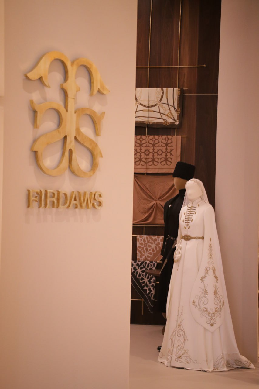 Совсем недавно в самом сердце Грозного распахнул двери бутик и кофейня чеченского Модного дома Firdaws — и всего за несколько дней это место стало одним из самых притягательных в городе Совсем недавно в самом сердце Грозного распахнул двери бутик и кофейня чеченского Модного дома Firdaws — и всего за несколько дней это место стало одним из самых притягательных в городе