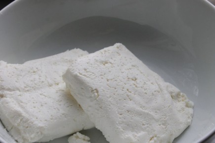 Нежный десерт без лишних калорий: простой рецепт творожной запеканки