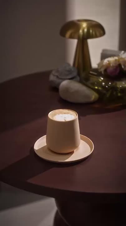 Кофейня «Firdaws Coffee», расположенная в ТРЦ «Грозный Молл», наняла иллюстратора, который будет создавать портреты и скетчи прямо на стаканчиках для посетителей