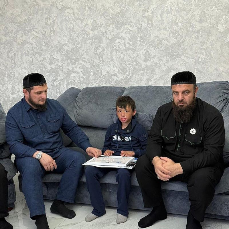 Министр Чеченской Республики по физической культуре и спорту Ахмат Кадыров пожертвовал более 4 миллионов рублей на лечение Джабраила Солтаева Министр Чеченской Республики по физической культуре и спорту Ахмат Кадыров пожертвовал более 4 миллионов рублей на лечение Джабраила Солтаева