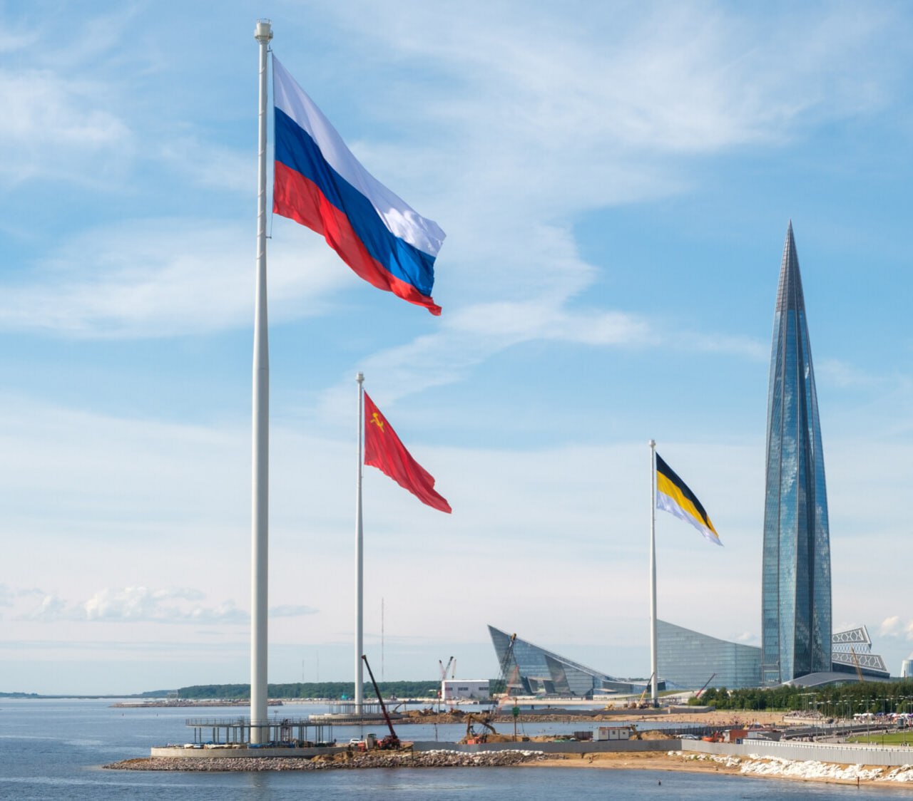 Говоря о народном единстве, если говорить в символическом отношении, самым толковым за последние годы оказался именно проект с 3 флагами в Питере, где соседствуют Российская Империя, Советский Союз и Российская Федерация