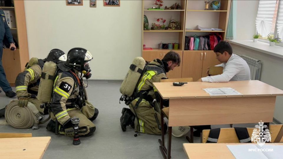 #БудниМЧС. В школе прошло пожарно-тактическое занятие Сотрудники 31 ПСЧ МЧС России провели тренировку в общеобразовательной школе села Правобережное по ликвидации пожара