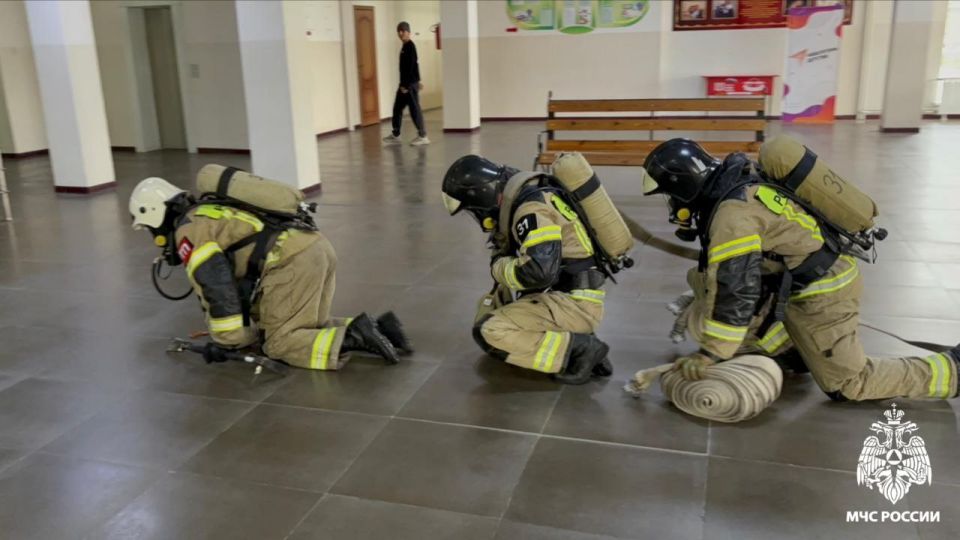 #БудниМЧС. В школе прошло пожарно-тактическое занятие Сотрудники 31 ПСЧ МЧС России провели тренировку в общеобразовательной школе села Правобережное по ликвидации пожара #БудниМЧС. В школе прошло пожарно-тактическое занятие Сотрудники 31 ПСЧ МЧС России провели тренировку в общеобразовательной школе села Правобережное по ликвидации пожара