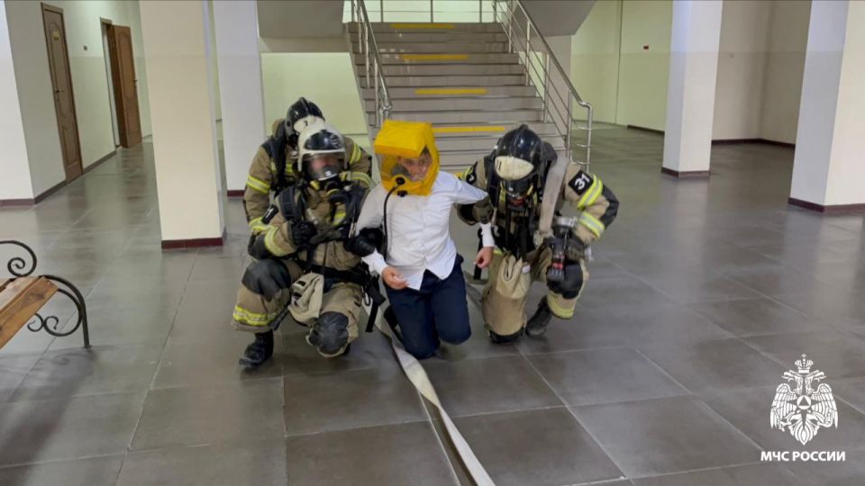 #БудниМЧС. В школе прошло пожарно-тактическое занятие Сотрудники 31 ПСЧ МЧС России провели тренировку в общеобразовательной школе села Правобережное по ликвидации пожара #БудниМЧС. В школе прошло пожарно-тактическое занятие Сотрудники 31 ПСЧ МЧС России провели тренировку в общеобразовательной школе села Правобережное по ликвидации пожара