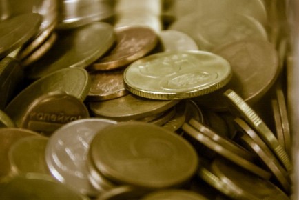 Потеряли мелочь в диване? «Дедовский» лайфхак поможет найти монеты за 10 секунд