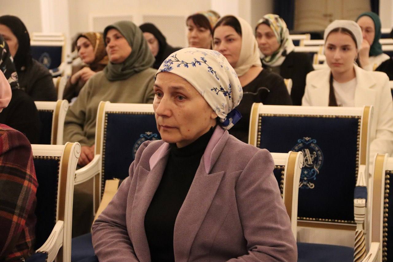 Во Дворце торжеств имени Дагуна Омаева в Грозном состоялась пресс-конференция по случаю старта первого межнационального фестиваля традиционного кино «Дахар» Во Дворце торжеств имени Дагуна Омаева в Грозном состоялась пресс-конференция по случаю старта первого межнационального фестиваля традиционного кино «Дахар»