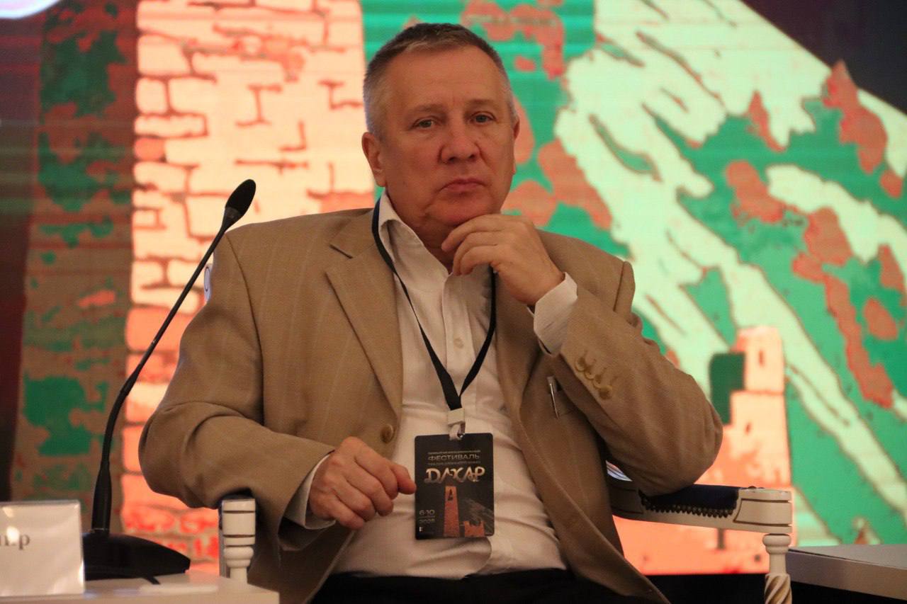 Во Дворце торжеств имени Дагуна Омаева в Грозном состоялась пресс-конференция по случаю старта первого межнационального фестиваля традиционного кино «Дахар» Во Дворце торжеств имени Дагуна Омаева в Грозном состоялась пресс-конференция по случаю старта первого межнационального фестиваля традиционного кино «Дахар»