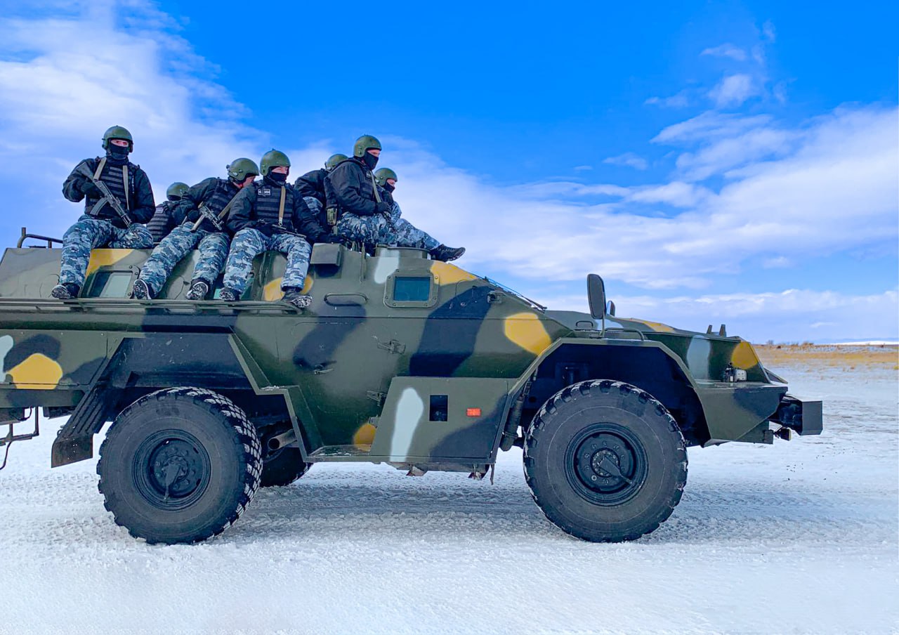 6 ноября 1991 года на территории Южной Сибири, в левобережной части могучего и полноводного Енисея, в крае древних скифских курганов и архитектурно-фортификационных сооружений, в регионе пятиста соленых и пресных кристально... 6 ноября 1991 года на территории Южной Сибири, в левобережной части могучего и полноводного Енисея, в крае древних скифских курганов и архитектурно-фортификационных сооружений, в регионе пятиста соленых и пресных кристально...