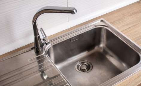 Испорченную мойку из нержавейки спасет лишь одно средство: темные пятна уйдут