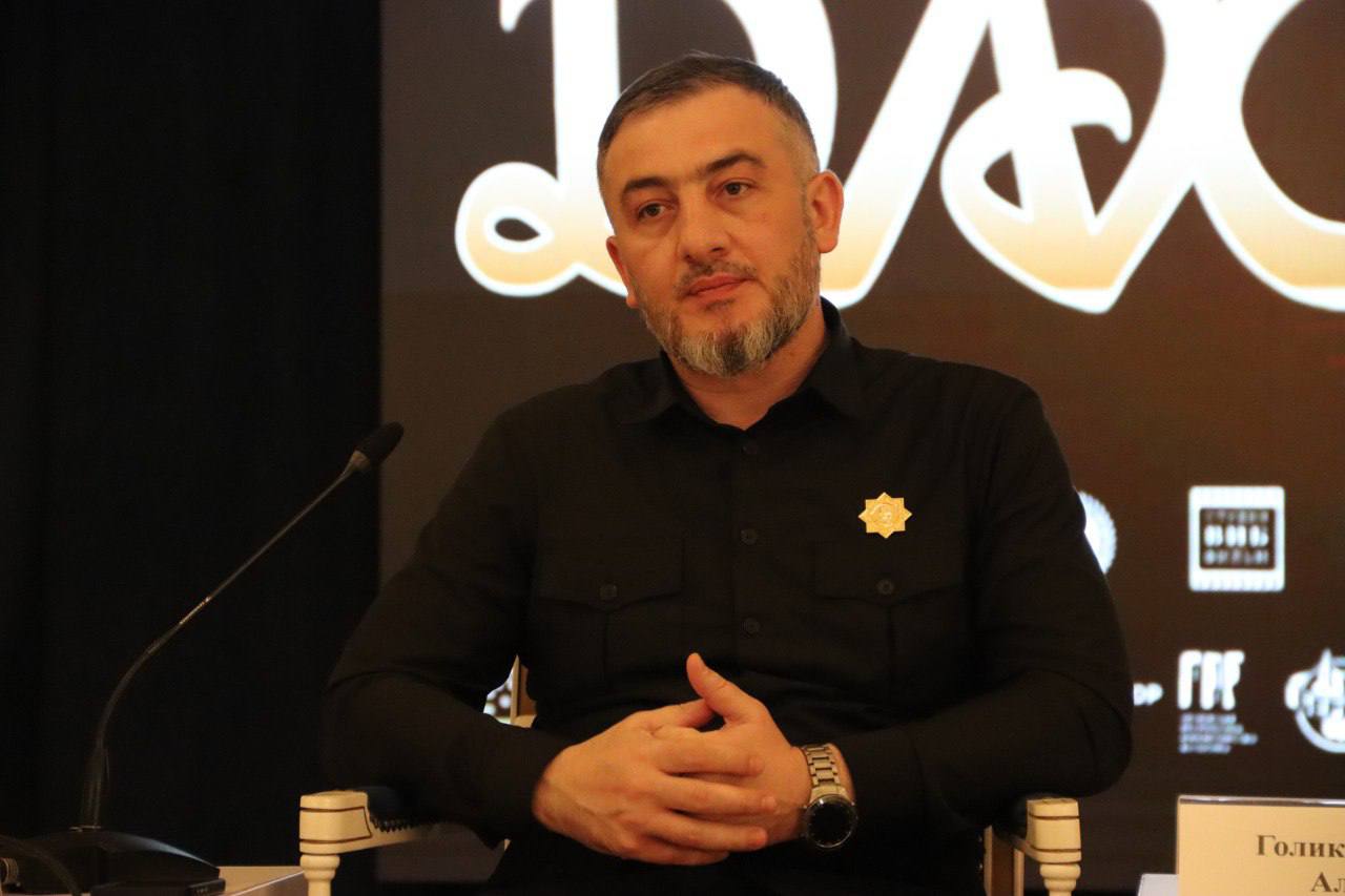 Во Дворце торжеств имени Дагуна Омаева в Грозном состоялась пресс-конференция по случаю старта первого межнационального фестиваля традиционного кино «Дахар» Во Дворце торжеств имени Дагуна Омаева в Грозном состоялась пресс-конференция по случаю старта первого межнационального фестиваля традиционного кино «Дахар»