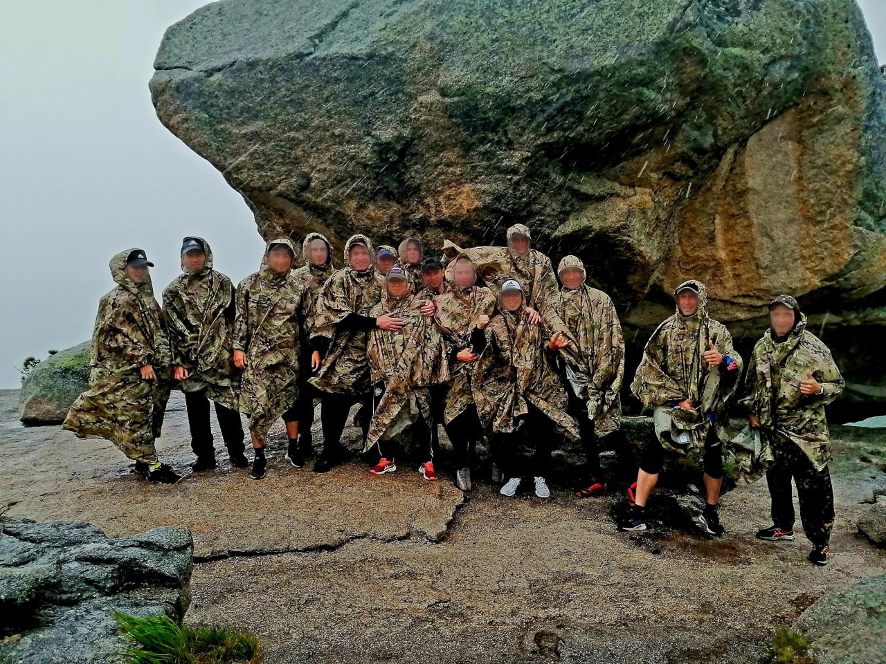 6 ноября 1991 года на территории Южной Сибири, в левобережной части могучего и полноводного Енисея, в крае древних скифских курганов и архитектурно-фортификационных сооружений, в регионе пятиста соленых и пресных кристально... 6 ноября 1991 года на территории Южной Сибири, в левобережной части могучего и полноводного Енисея, в крае древних скифских курганов и архитектурно-фортификационных сооружений, в регионе пятиста соленых и пресных кристально...