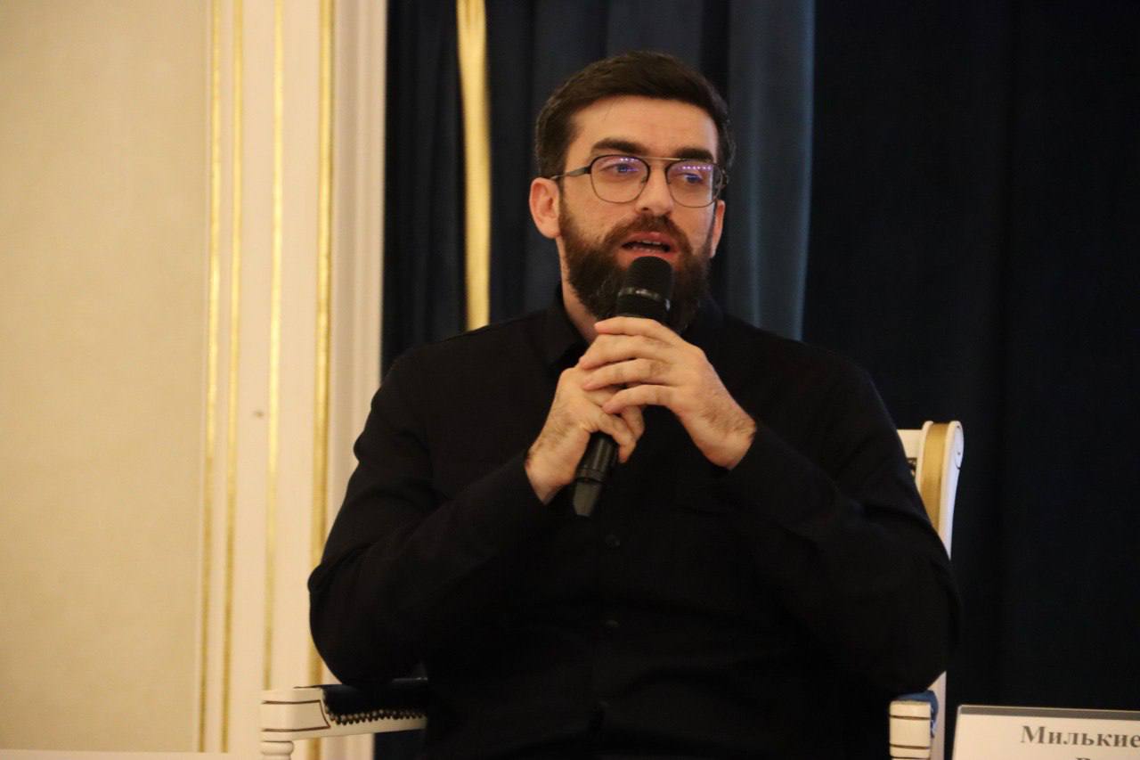 Во Дворце торжеств имени Дагуна Омаева в Грозном состоялась пресс-конференция по случаю старта первого межнационального фестиваля традиционного кино «Дахар» Во Дворце торжеств имени Дагуна Омаева в Грозном состоялась пресс-конференция по случаю старта первого межнационального фестиваля традиционного кино «Дахар»