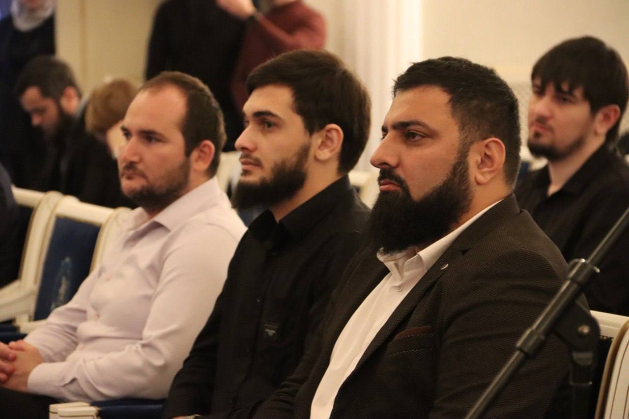 Во Дворце торжеств имени Дагуна Омаева в Грозном состоялась пресс-конференция по случаю старта первого межнационального фестиваля традиционного кино «Дахар» Во Дворце торжеств имени Дагуна Омаева в Грозном состоялась пресс-конференция по случаю старта первого межнационального фестиваля традиционного кино «Дахар»