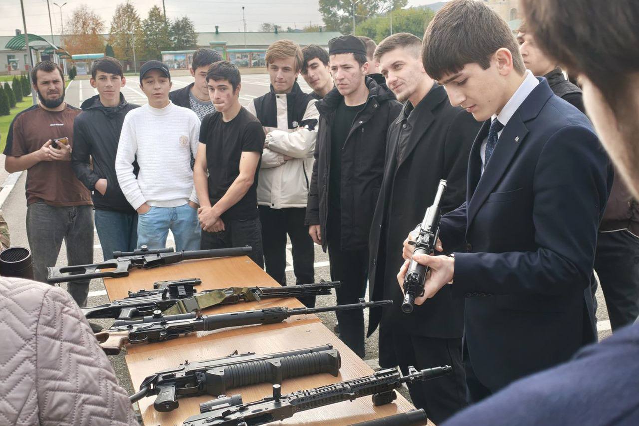 В Грозном, на базе специального моторизованного полка имени Героя России Ахмата-Хаджи Кадырова отдельной ордена Жукова бригады оперативного назначения Северо-Кавказского ордена Жукова округа Росгвардии, состоялась ежегодная... В Грозном, на базе специального моторизованного полка имени Героя России Ахмата-Хаджи Кадырова отдельной ордена Жукова бригады оперативного назначения Северо-Кавказского ордена Жукова округа Росгвардии, состоялась ежегодная...