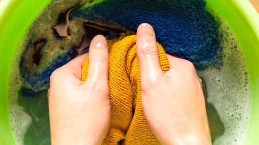 Даже стирать не придется: этот копеечный продукт освежит вещь не хуже химчистки