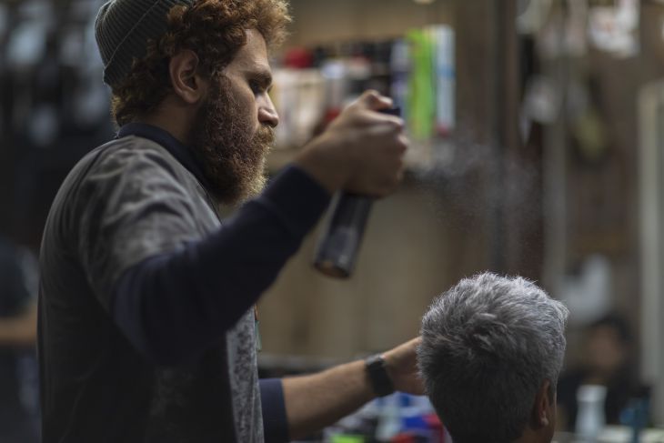 4 тонкости с лаком для волос: средство нужно всем