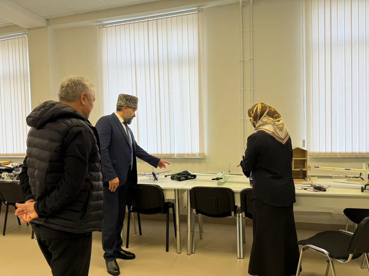 Алихан Элембаев посетил СОШ №7 г. Аргун Алихан Элембаев посетил СОШ №7 г. Аргун