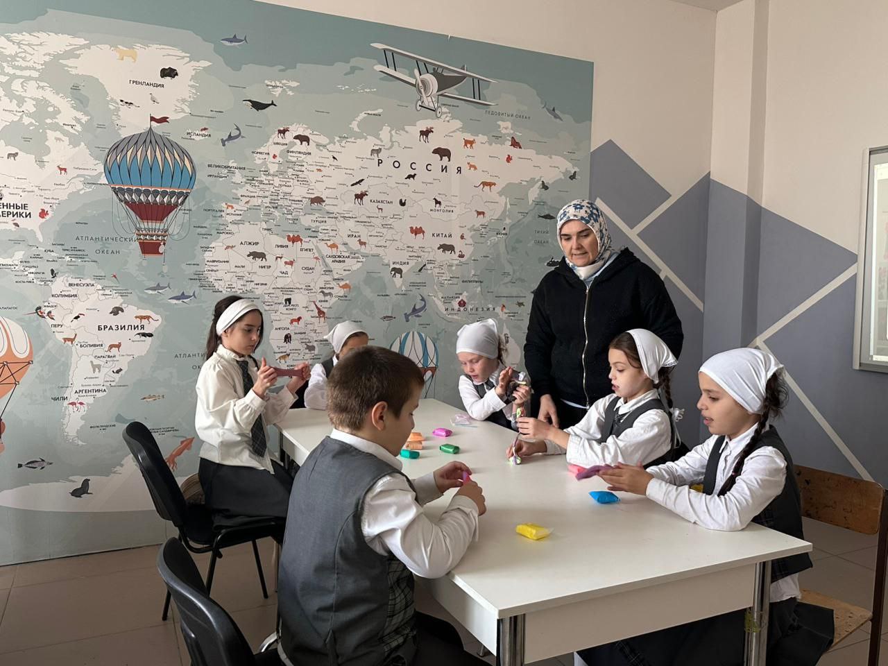 Алихан Элембаев посетил СОШ №7 г. Аргун Алихан Элембаев посетил СОШ №7 г. Аргун