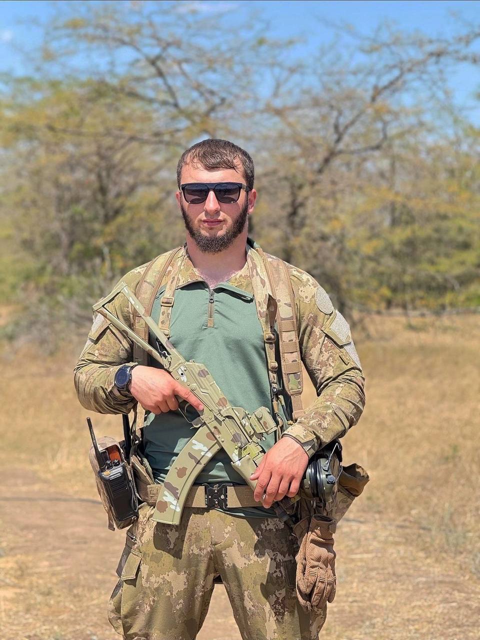 В сети стремительно набирает популярность видеоролик, снятый в Надтеречном районе Чеченской Республики, где боец огневого взвода ОМВД по району Зелимхан Даудов демонстрирует мастерство стрельбы, поражая подброшенную в воздух... В сети стремительно набирает популярность видеоролик, снятый в Надтеречном районе Чеченской Республики, где боец огневого взвода ОМВД по району Зелимхан Даудов демонстрирует мастерство стрельбы, поражая подброшенную в воздух...