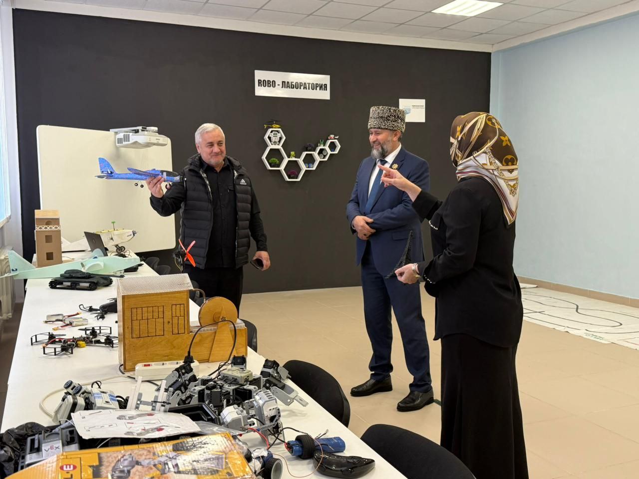 Алихан Элембаев посетил СОШ №7 г. Аргун Алихан Элембаев посетил СОШ №7 г. Аргун