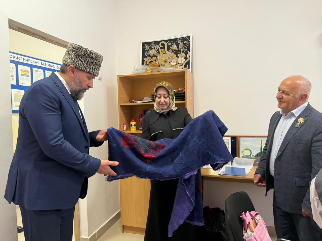 Алихан Элембаев посетил СОШ №7 г. Аргун Алихан Элембаев посетил СОШ №7 г. Аргун