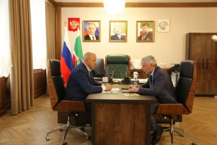 Друзья!. Также у Руководителя Администрации Главы и Правительства ЧР Галаса Таймасханова сегодня состоялась рабочая встреча с председателем союза писателей ЧР Аламахадом Ельсаевым