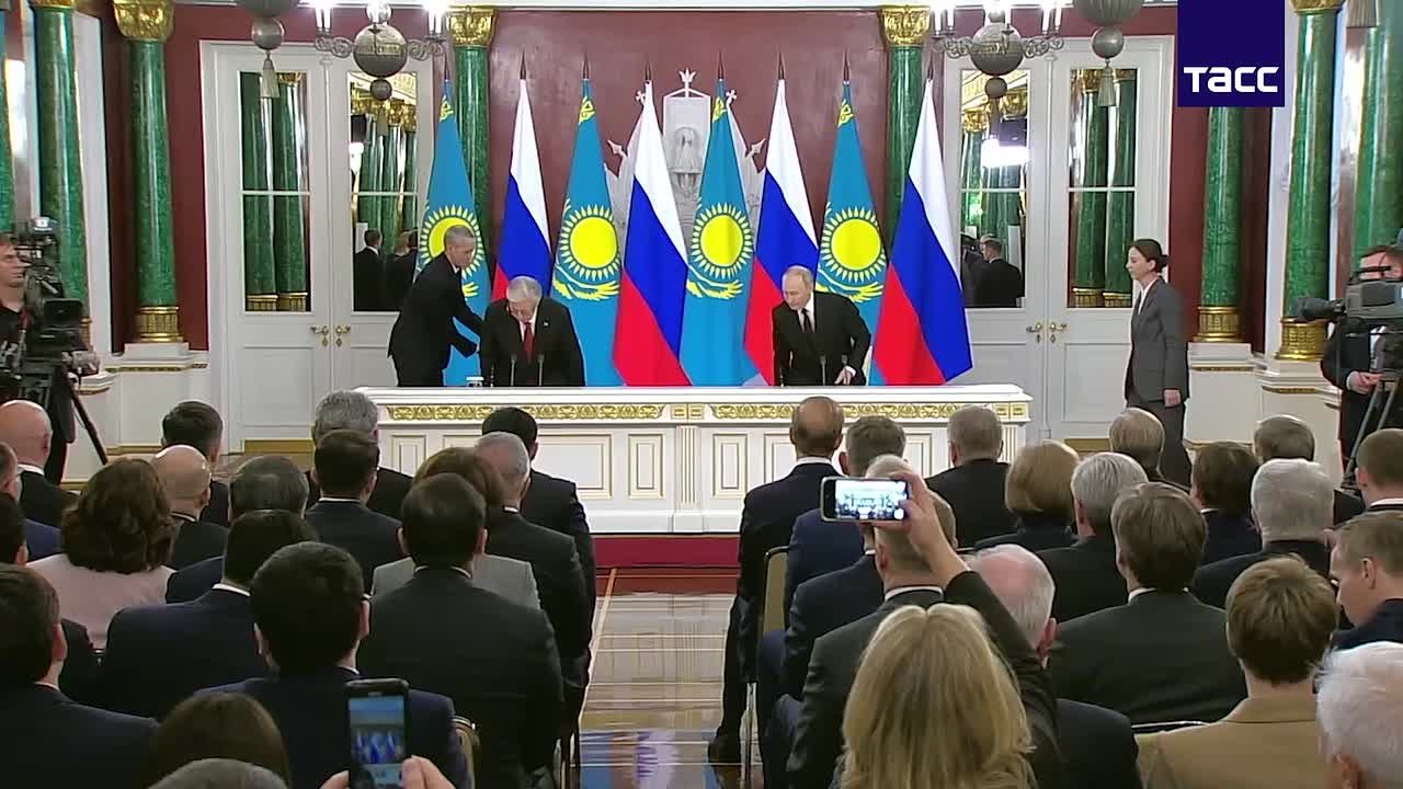 Путин и Токаев подписали Декларацию о всеобъемлющем стратегическом партнерстве России и Казахстана