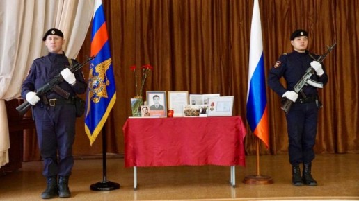 В школе Магнитогорска в честь милиционера, погибшего при исполнении служебного долга, открыли Парту Героя