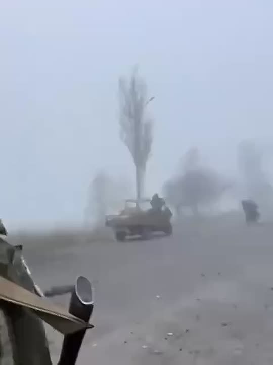 Моторизованная пехота ВС РФ под прикрытием тумана заходит в Покровск