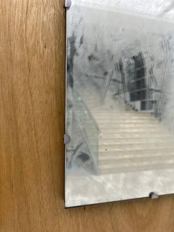 На Тайване уборщик случайно уничтожил арт-объект, приняв его за грязное зеркало