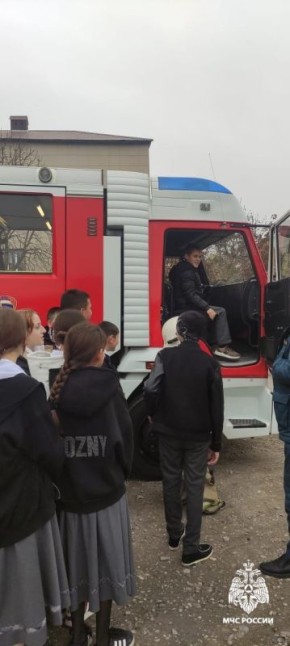 Школьники побывали на экскурсии в пожарно-спасательной части