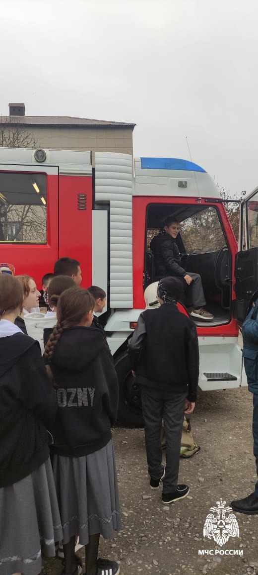Школьники побывали на экскурсии в пожарно-спасательной части