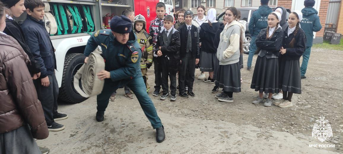 Школьники побывали на экскурсии в пожарно-спасательной части Школьники побывали на экскурсии в пожарно-спасательной части