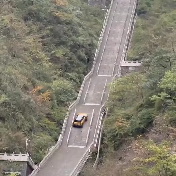 Chery извинилась за промоакцию с чуть не упавшим с горы автомобилем на горе Тяньмэнь в национальном парке Чжанцзяцзе