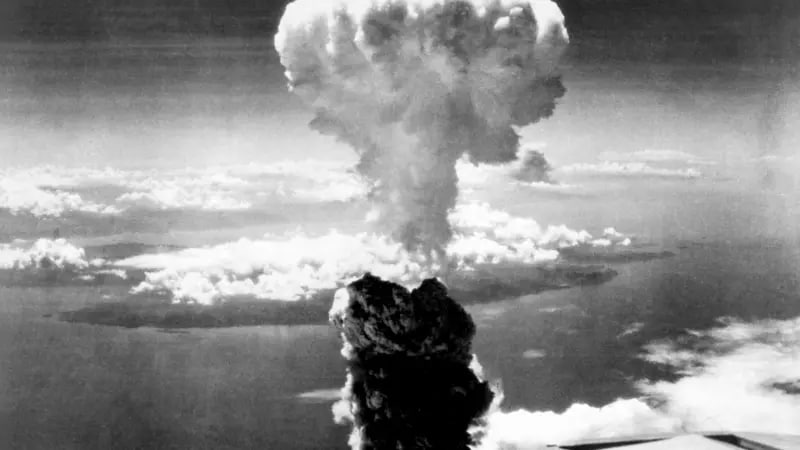 Взрыв атомной бомбы над японским городом Нагасаки 9 августа 1945 года