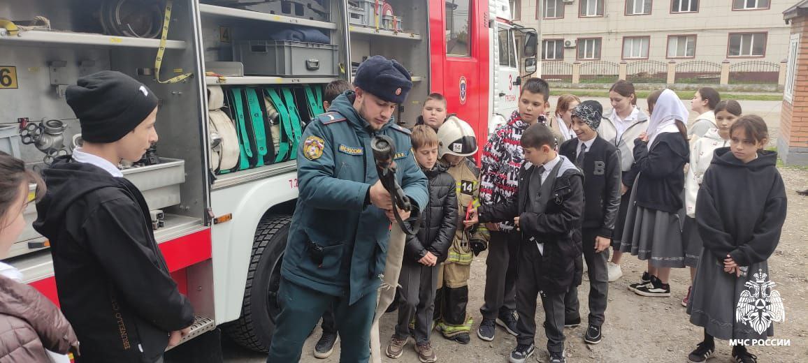 Школьники побывали на экскурсии в пожарно-спасательной части Школьники побывали на экскурсии в пожарно-спасательной части