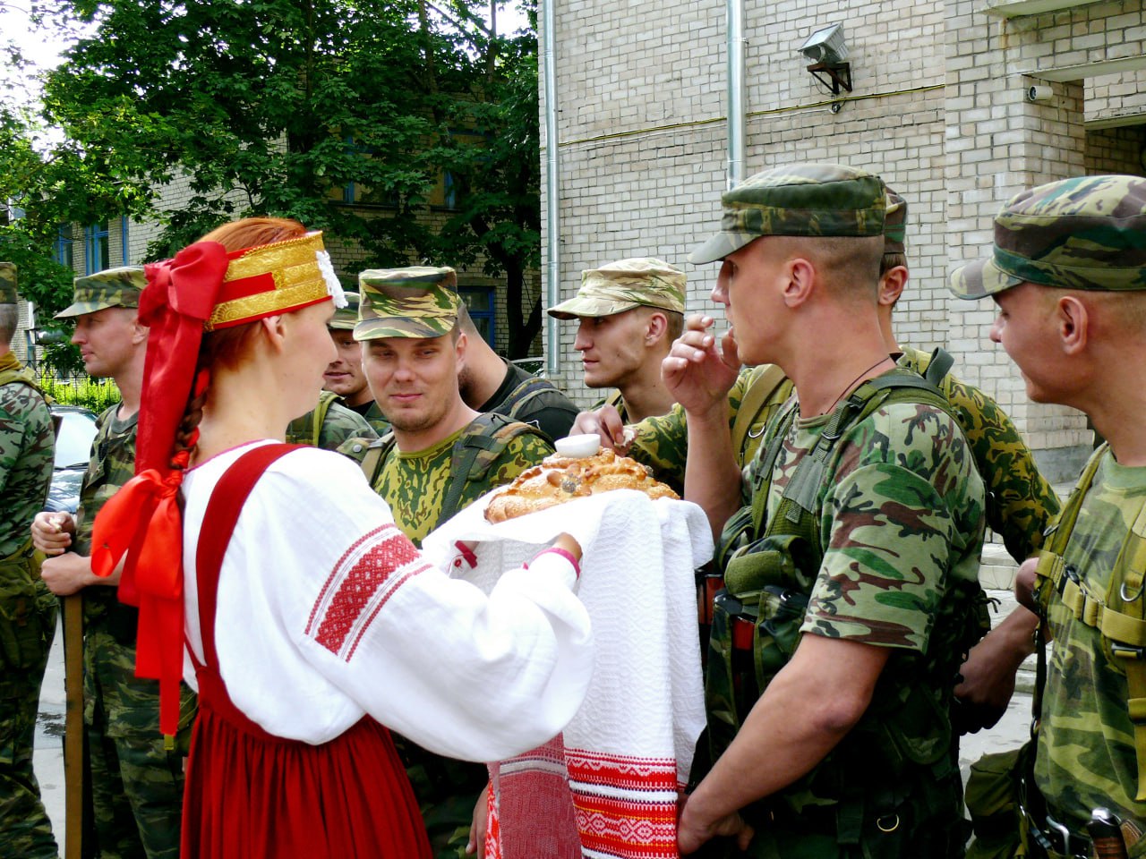 13 ноября 1991 года на берегу колдун-реки Волхов в одном из древнейших центров формирования российской государственности, на уникальной земле, сохранившей самые ценные археологические артефакты русского средневековья, за... 13 ноября 1991 года на берегу колдун-реки Волхов в одном из древнейших центров формирования российской государственности, на уникальной земле, сохранившей самые ценные археологические артефакты русского средневековья, за...