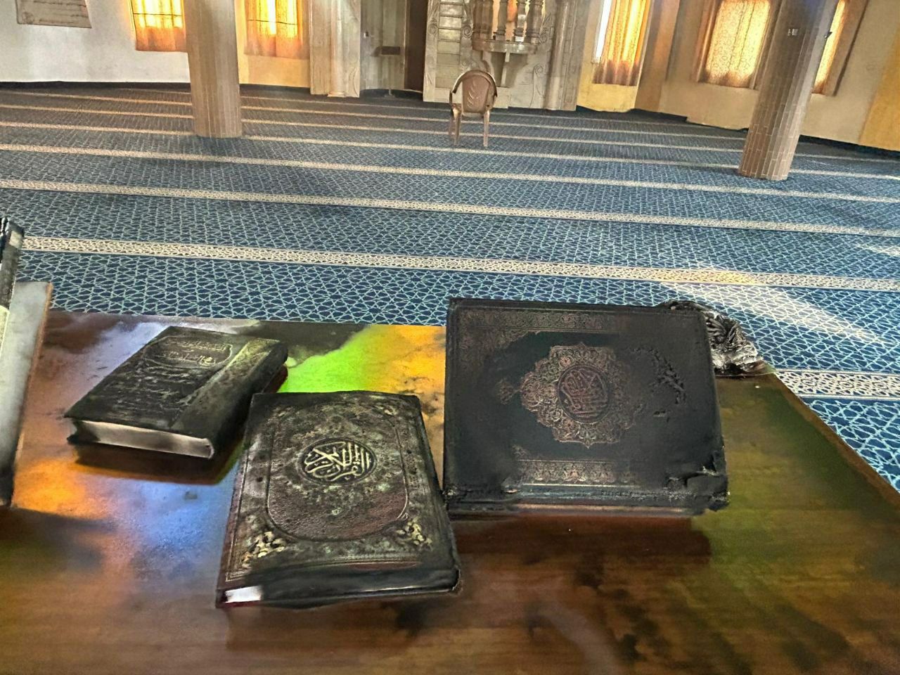 Израильские поселенцы устроили поджог мечети, расположенной между деревнями Дейр Истия и Кифль Харис в районе Салфит на оккупированном Западном берегу Израильские поселенцы устроили поджог мечети, расположенной между деревнями Дейр Истия и Кифль Харис в районе Салфит на оккупированном Западном берегу