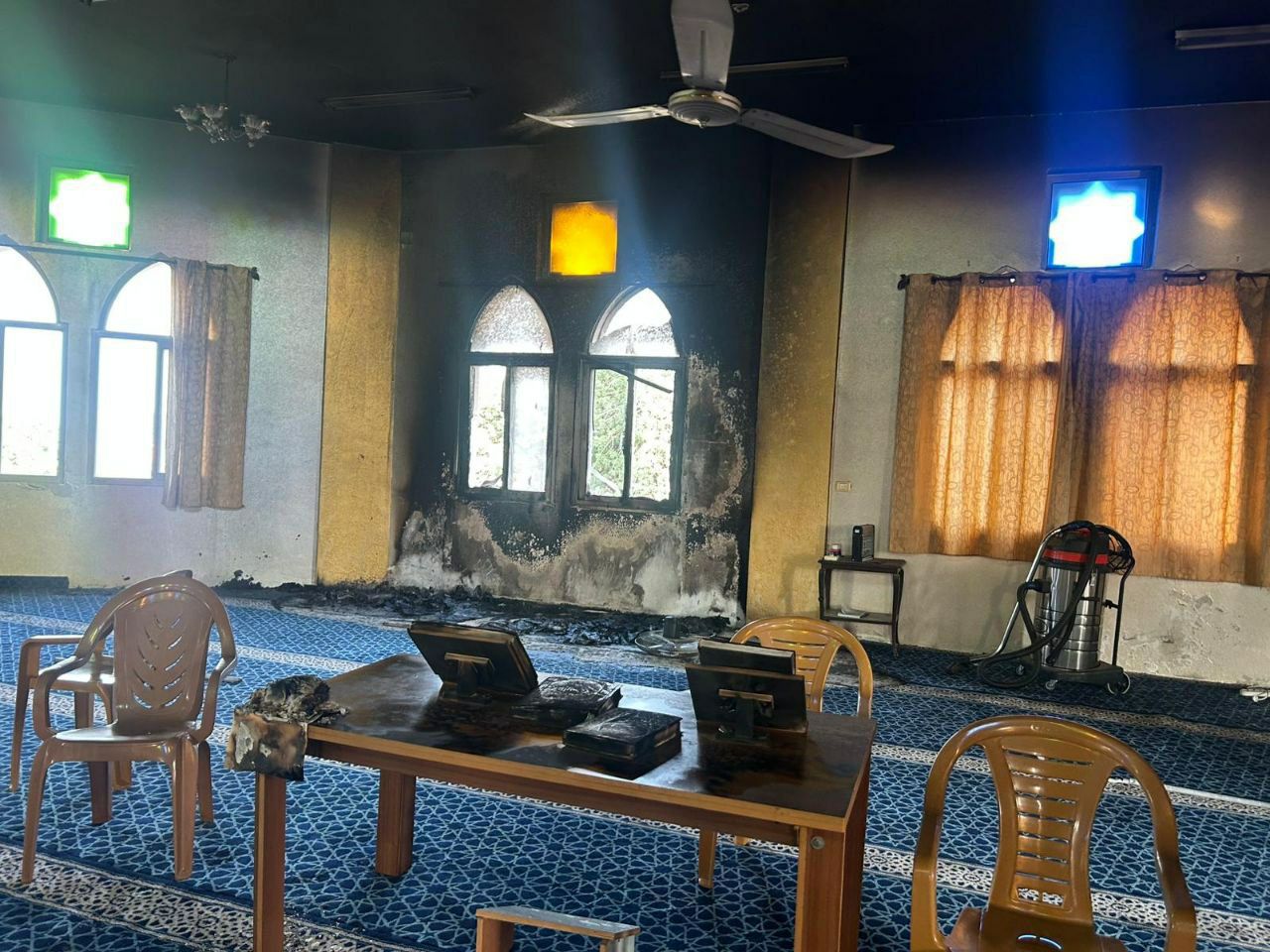 Израильские поселенцы устроили поджог мечети, расположенной между деревнями Дейр Истия и Кифль Харис в районе Салфит на оккупированном Западном берегу