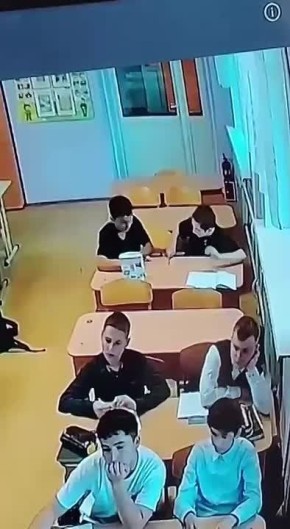 В одной из российских школ учительница заклеивала шумным ученика рот