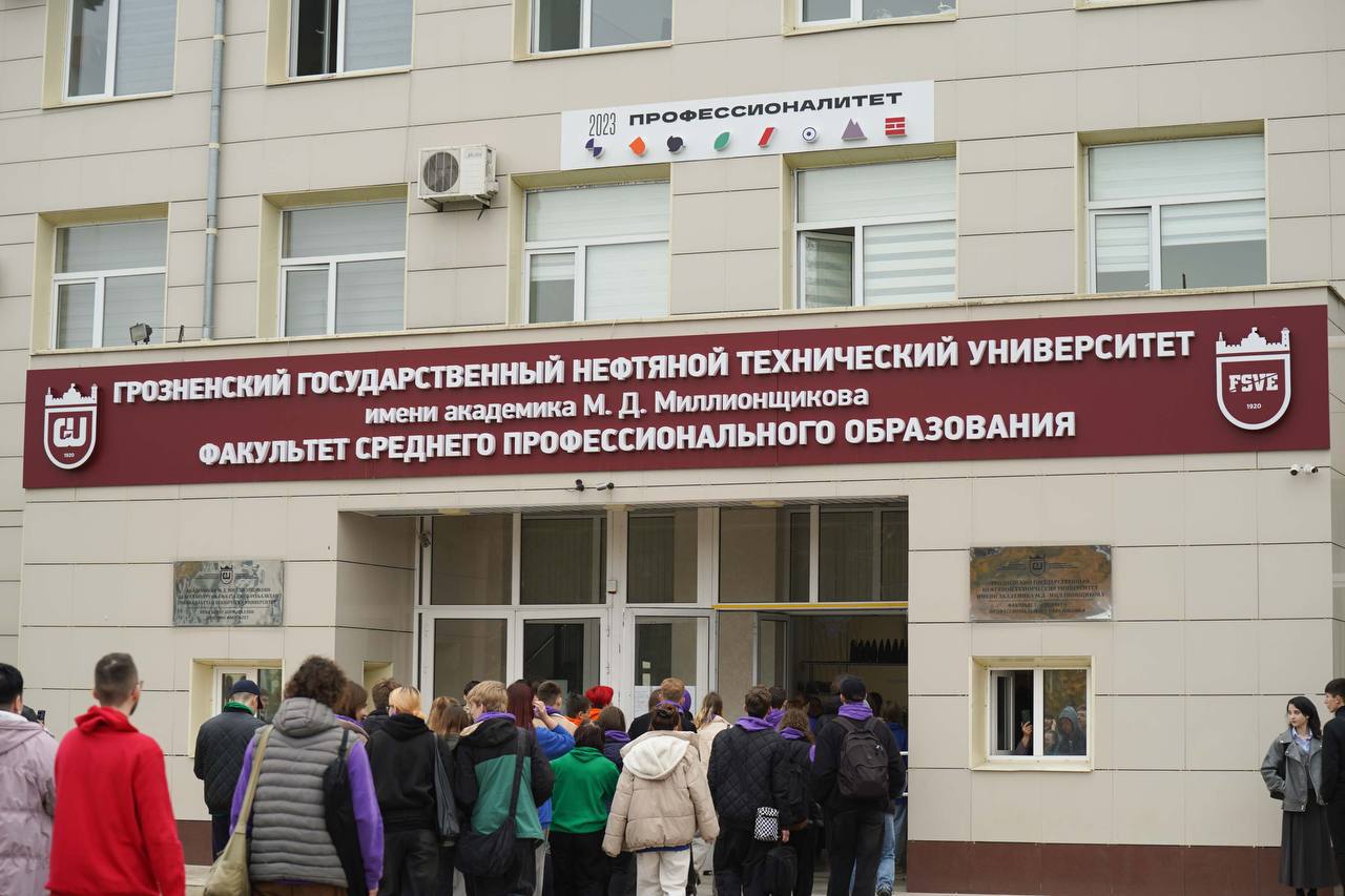 Участники IV Слета амбассадоров федерального проекта «Профессионалитет» совершили увлекательную экскурсию по трем образовательным кластерам Чеченской Республики, где им была предоставлена возможность ознакомиться с... Участники IV Слета амбассадоров федерального проекта «Профессионалитет» совершили увлекательную экскурсию по трем образовательным кластерам Чеченской Республики, где им была предоставлена возможность ознакомиться с...